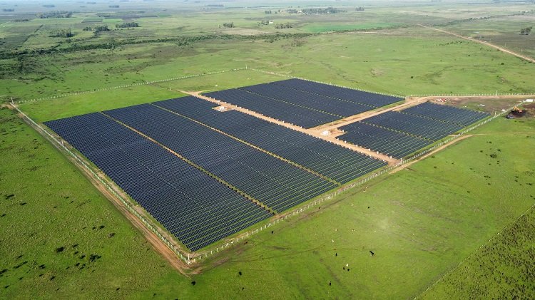 Hito en Uruguay: se firmó el contrato del primer parque solar dedicado a la venta de energía entre privados del país